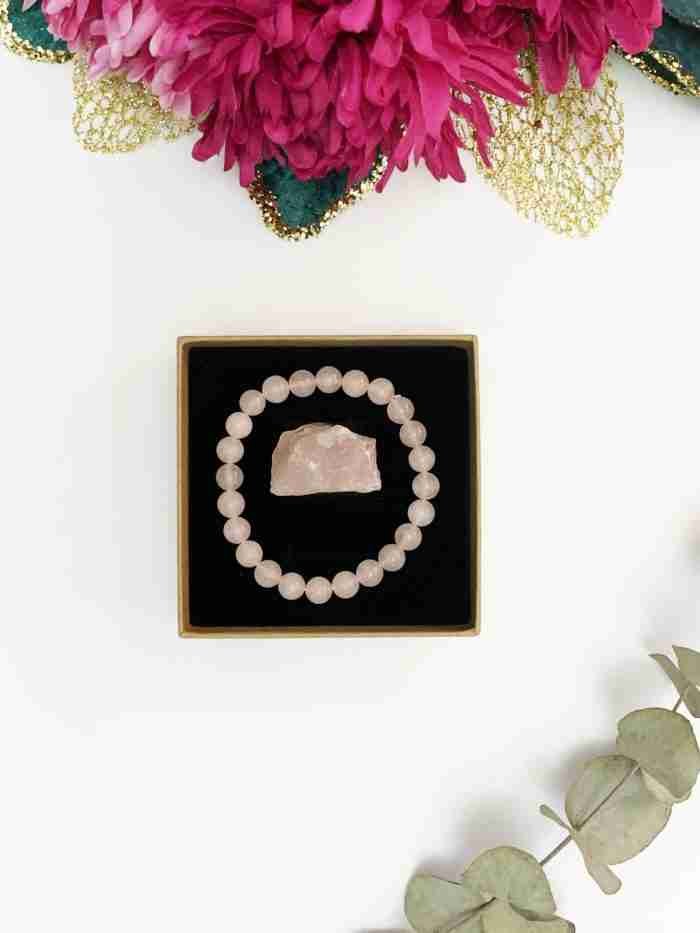 kit pulsera y mineral cuarzo rosa